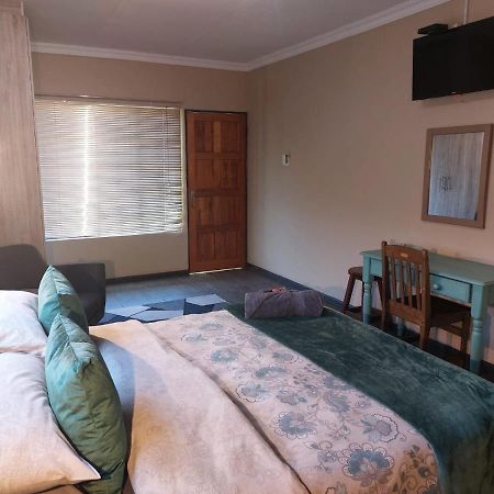 Wisteria Lane Guesthouse Postmasburg ภายนอก รูปภาพ
