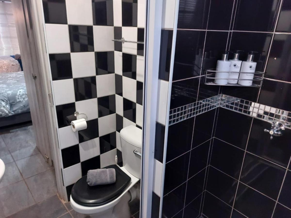 Wisteria Lane Guesthouse Postmasburg ภายนอก รูปภาพ