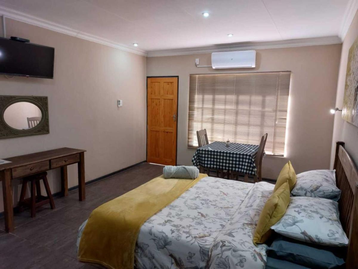 Wisteria Lane Guesthouse Postmasburg ภายนอก รูปภาพ