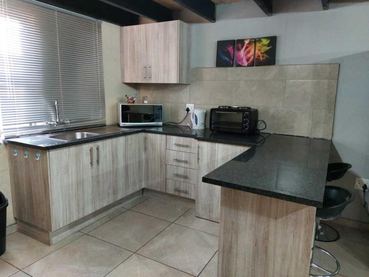 Wisteria Lane Guesthouse Postmasburg ภายนอก รูปภาพ