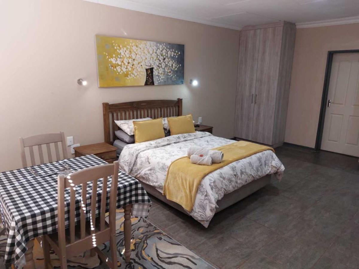 Wisteria Lane Guesthouse Postmasburg ภายนอก รูปภาพ